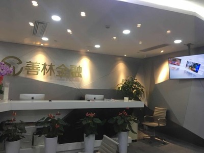 善林金融被調(diào)查現(xiàn)場(chǎng)直擊 警方連夜值守辦公區(qū)，金融信息咨詢行業(yè)再響警鐘